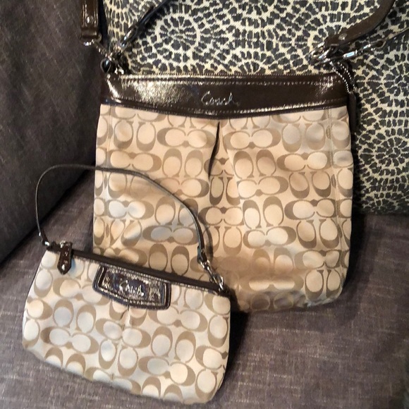 Coach signature crossbody and large wristlet 😮 - Picture 1 of 7